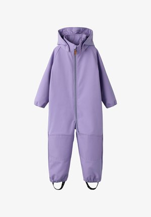 Combinaison imperméable pour enfants de couleur lavande violette, une pièce, avec capuche, fermeture éclair à l'avant, poignets élastiques, renforts aux genoux et étriers noirs pour les pieds.
