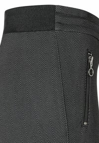 Schwarze Hose mit Fischgratmuster, elastischem Bund und einer seitlichen Reißverschlusstasche mit silberfarbener Hardware.