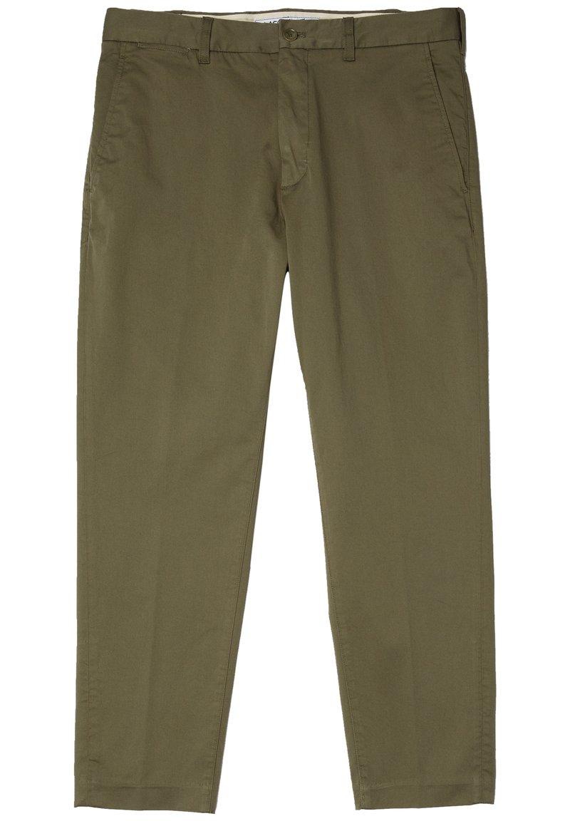 Chinos vert olive en coton avec une texture lisse. Comprend des poches latérales, des passants de ceinture et une fermeture éclair avec un bouton.