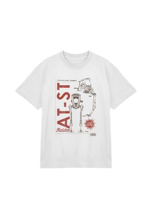 Weißes Baumwoll-T-Shirt mit AT-ST-Design in Grau und Rot, mit beschrifteten Skizzen und einem grafischen Aufdruck, der "ACTION PROOF" besagt.