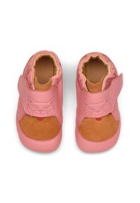 Scarpe in pelle rosa con punta in camoscio marrone, caratterizzate da un design a forma di faccia di gatto stampato sulla tomaia e una chiusura in velcro per una facile apertura.