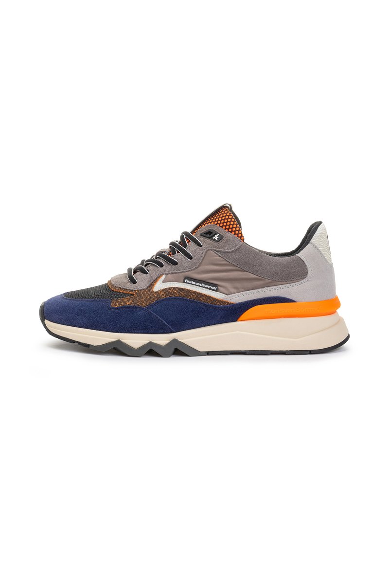 Sneakers con una combinazione di suede blu navy, mesh grigio e arancione, dotate di una suola beige chunky e un unico design a zigzag sulla suola.
