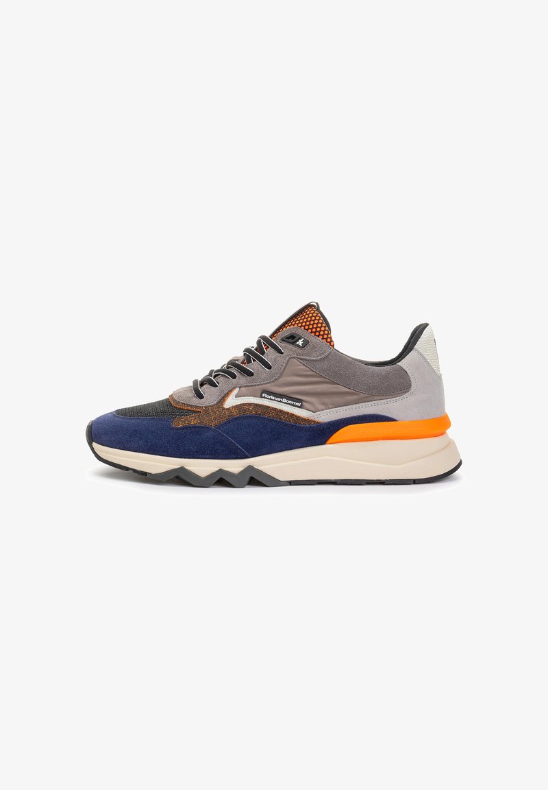 Sneakers con una combinazione di suede blu navy, mesh grigio e arancione, dotate di una suola beige chunky e un unico design a zigzag sulla suola.