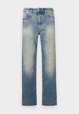 Ljusblå denimjeans med rak bendesign, blekt utseende, lätt slitage och klassisk femficksstil.