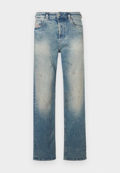 Jeans en denim bleu clair avec une coupe droite, finition délavée, légères traces d'usure et style classique à cinq poches.