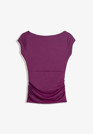 Fialové dámske tričko s krátkym rukávom a lodičkovým výstrihom, s nariasenými stranami, položené na bielom pozadí.