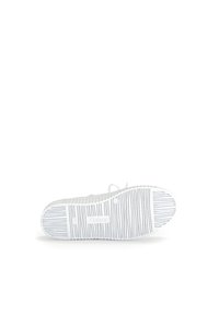 Witte platte schoen met een gestructureerde rubberen zool met verticale strepen en een klein logo aan de zijkant, ontworpen met een veter sluiting aan de voorkant.