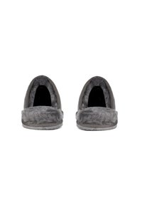 Pantofole grigie con un morbido rivestimento in pelliccia sintetica, una parte superiore liscia e una suola texturizzata, progettate per il comfort e il calore indoor.