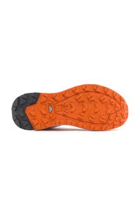 Gumová podrážka s výraznou oranžovou a černou barevnou kombinací. Disponuje hlubokými vzory pro trakci a stabilitu.