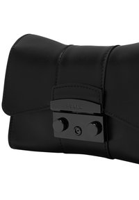 Schwarze Leder-Clutch-Tasche mit strukturiertem Design, ausgestattet mit einem glänzenden schwarzen Verschluss und abgerundeten Ecken. Betont eine elegante Textur und Minimalismus.
