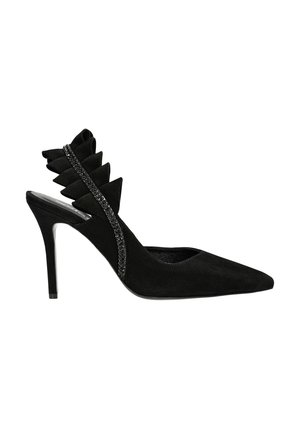 Chaussures à talons hauts en suede noir avec un bout pointu, dotées d'une lanière arrière froncée et d'un accent perlé sur le côté.