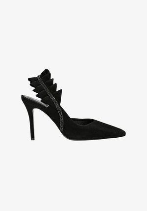 Chaussures à talons hauts en suede noir avec un bout pointu, dotées d'une lanière arrière froncée et d'un accent perlé sur le côté.
