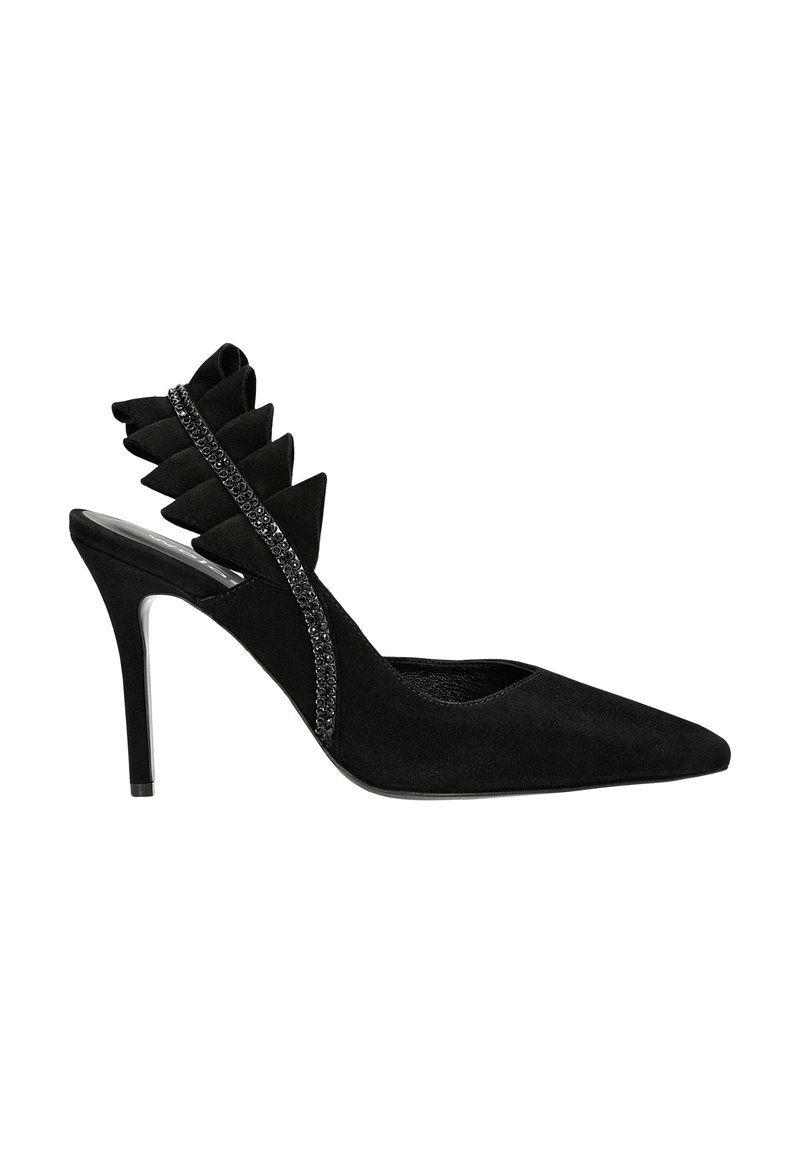 Scarpe con tacco alto in suede nero, con punta affusolata, caratterizzate da una fascia posteriore arricciata e un accento di perline lungo il lato.