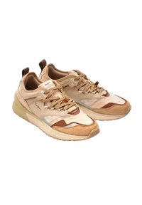 Sneakers beige chiaro con una combinazione di texture lisce e scamosciate, dettagli marroni, chiusura con lacci e suola ammortizzata.