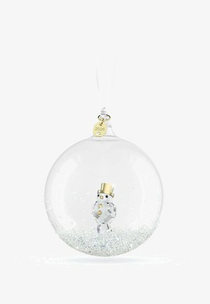 Klarer Glas-Weihnachtsschmuck mit einem kleinen Kristallschneemann innen, goldener Zylinder, goldene Knöpfe und ein goldenes 2026 Schild am hängenden Band.