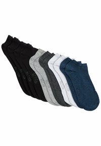 10er-Pack niedrig geschnittener Socken in Schwarz, Grau, Weiß und Marineblau, mit einer glatten Baumwollmischung und dezentem Branding.