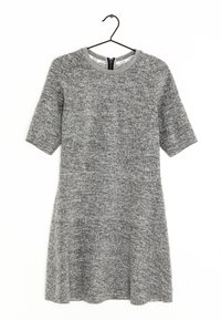 Szara sukienka z krótkim rękawem z teksturowanej tkaniny. Okrągły dekolt i zwiewny kształt z zamkiem z tyłu. Wisi na czarnym wieszaku.
