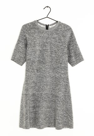Graues kurzärmliges Kleid aus strukturiertem Stoff. Mit rundem Ausschnitt und ausgestellter Form sowie einem Reißverschluss im Rücken. Hängt an einem schwarzen Haken.