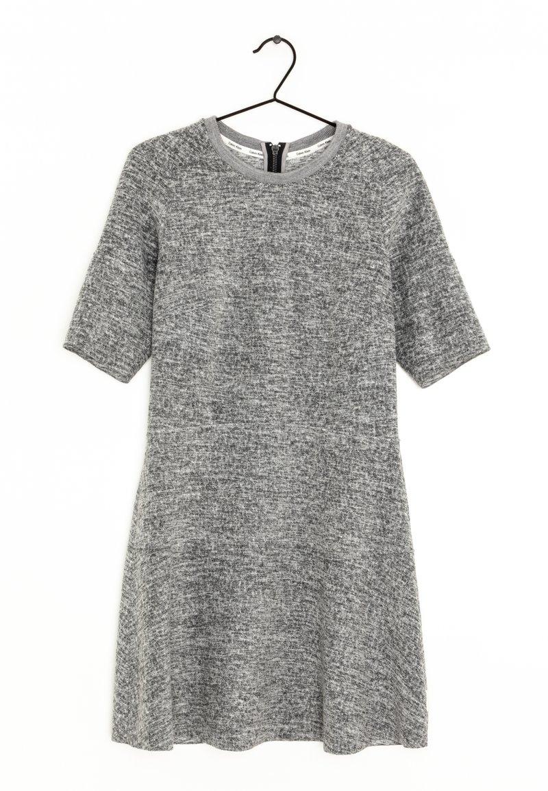 Szara sukienka z krótkim rękawem z teksturowanej tkaniny. Okrągły dekolt i zwiewny kształt z zamkiem z tyłu. Wisi na czarnym wieszaku.