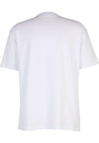 Hvid kortærmet t-shirt lavet af blødt bomuld. Har rund hals, lige snit og glat tekstur uden synlige mønstre eller dekorationer.