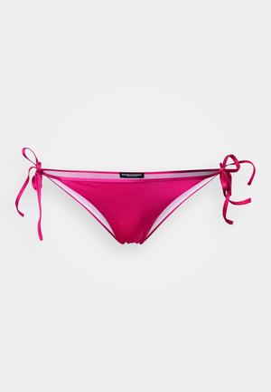Bas de bikini rose avec fermetures à nouer sur les côtés et rayures blanches contrastantes. Fabriqué en matériau lisse et extensible, présentant un design élégant.
