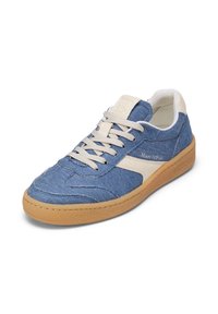 Zapatillas de tela vaquera con acentos en beige claro, que cuentan con una suela de goma texturizada, cordones planos y un detalle de logo en el costado. Diseño clásico de caña baja.