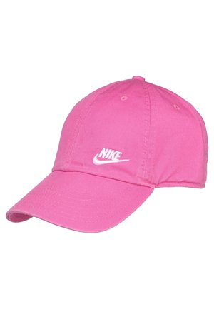 Casquette de baseball rose vif avec une visière incurvée et un logo Nike blanc au centre devant.