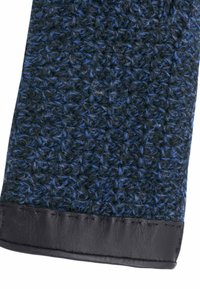 Écharpe en mélange de laine présentant un motif texturé bleu foncé et noir, avec une bordure en cuir noir lisse sur le bord inférieur.