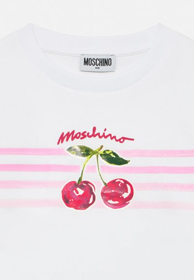 Camisa blanca para niños de Moschino con rayas horizontales rosas, un par de cerezas rojas con hojas verdes como gráfico y el texto "Moschino" en rojo arriba.