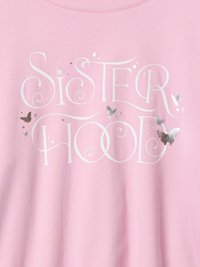 Sweatshirt rosa com a inscrição em branco "IRMANDADE" adornada com borboletas prateadas e detalhes decorativos. Textura de tecido suave e lisa.