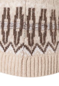 Czapka z dzianiny z kremowo-brązowymi geometrycznymi wzorami, z prążkowanym dołem i małą metką marki. Wykonana z teksturowanej wełny.