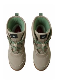 Botas impermeables beige con un forro de vellón verde. Presentan una puntera redonda, cierre con cordón ajustable y una parte superior texturizada. Suela de goma para tracción.