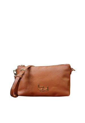 Borsa a tracolla in pelle marrone con tracolla regolabile, logo color oro e chiusura con zip in alto, superficie texturizzata.