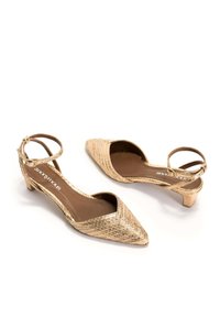 Spitz zulaufende Absatzschuhe aus gewebtem Metallic-Material. Mit Knöchelriemen, niedrigem Absatz und glattem Innenfutter in Braun.
