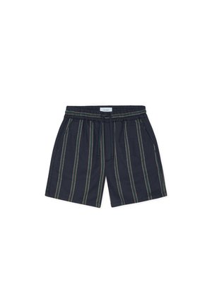 Σορτς σε ναυτικό μπλε με κάθετες ρίγες σε πράσινο, κίτρινο και κόκκινο. Ελαστική μέση με κορδόνι. Δύο πλαϊνές τσέπες. Ελαφρύ ύφασμα.