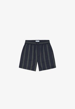 Σορτς σε ναυτικό μπλε με κάθετες ρίγες σε πράσινο, κίτρινο και κόκκινο. Ελαστική μέση με κορδόνι. Δύο πλαϊνές τσέπες. Ελαφρύ ύφασμα.