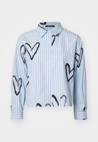 Ljusblå långärmad skjorta med vita och mörka ränder, med stora svarta hjärtmönster. Inkluderar krage och knappstängning fram.