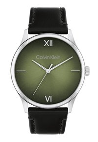 Zegarek Calvin Klein z okrągłą srebrną kopertą, zieloną gradientową tarczą, czarnym skórzanym paskiem, rzymskimi cyframi XII i VI oraz srebrnymi wskazówkami.