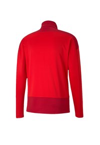 Pullover rosso a maniche lunghe con colletto alto, caratterizzato da texture varie e un effetto bicolore sulle spalle e sull'orlo per un tocco di dettaglio.
