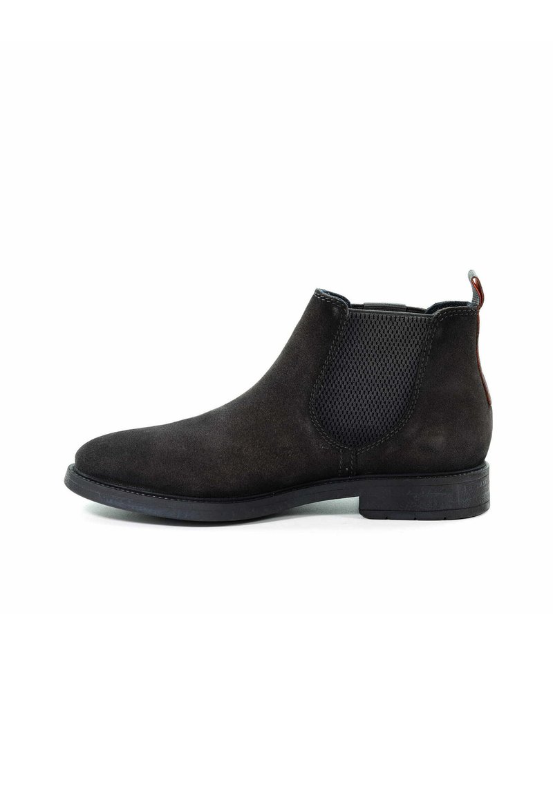 Schwarze Wildleder-Chelsea-Stiefel mit elastischen Seitenpaneelen, runder Zehenform, strukturiertem Finish und niedrigem Blockabsatz. Roter Akzent an der Rückseite.