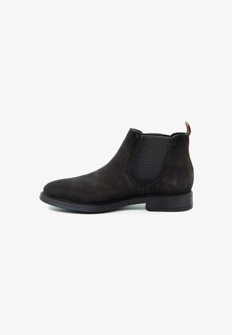 Schwarze Wildleder-Chelsea-Stiefel mit elastischen Seitenpaneelen, runder Zehenform, strukturiertem Finish und niedrigem Blockabsatz. Roter Akzent an der Rückseite.