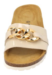 Sandalo slides in patent beige con un accento di catena dorata, soletta morbida color tan e un plantare in sughero chiaro, dotato di suola in gomma bianca piatta. Taglia 37.