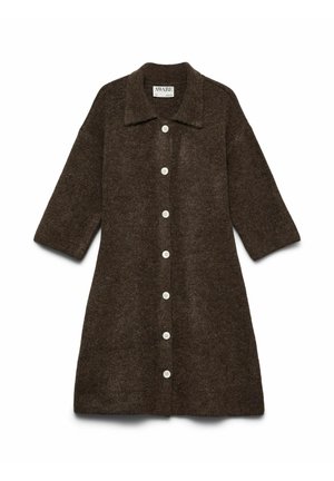 Cappotto di lana marrone con collo a camicia, maniche tre quarti e bottoni bianchi lungo la parte anteriore. Texture morbida, design fino al ginocchio.