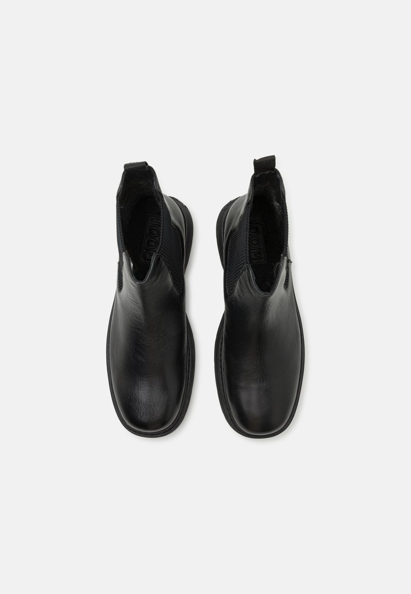 Schwarze Leder-Stiefeletten mit elastischen Seiteneinsätzen, glatter Textur, abgerundeter Zehenpartie und einer Zuglasche auf der Rückseite für ein einfaches Anziehen.