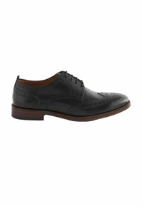 Chaussure brogue pour homme en cuir noir, design à bout ailé, détails perforés, devant à lacets, semelle marron avec talon bas.