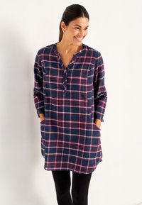 Flanellen tuniek in marineblauw met een roze en grijze ruitpatroon, voorzien van een henley-halslijn, lange mouwen en zijzakken.