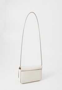 Bolso cruzado de piel blanca con una forma rectangular elegante, acentuado por una correa de cadena plateada y un diseño minimalista.
