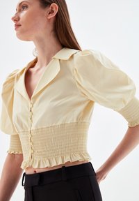 adL SHORT SLEEVE GIMPED - Hemdbluse - yellow