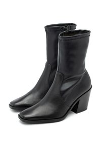 Czarne botki za kostkę wykonane z teksturowanej skóry, z kwadratowym noskiem, elastycznymi bocznymi panelami i średnim słupkowym obcasem dla stabilności.