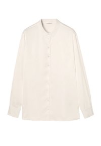 Vit långärmad skjorta med knappar, tillverkad av ett mjukt tyg. Har en klassisk krage, rak skärning och sex framknappar längs knäppningen.